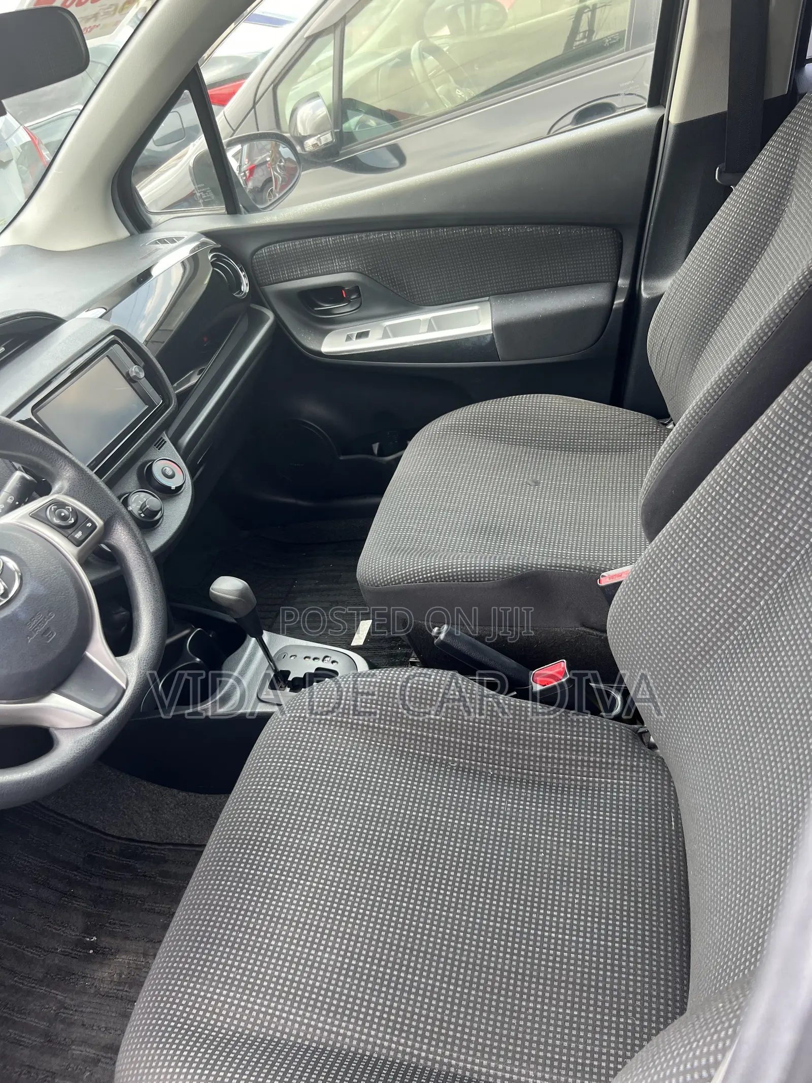 Toyota Vitz 1.3 FWD 5dr 2015 Gray