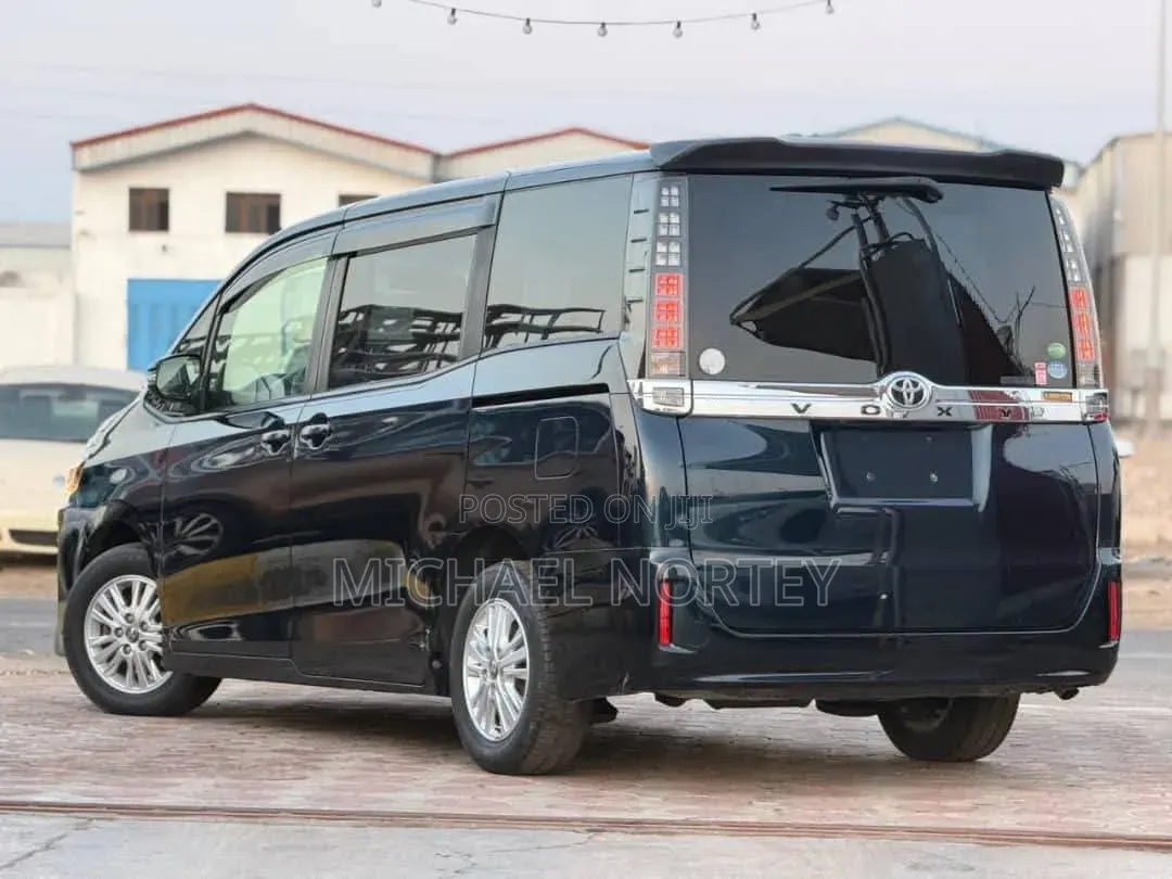 Toyota Voxy X 2WD 7-Seater 2014 Blue