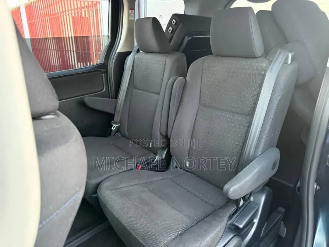 Toyota Voxy X 2WD 7-Seater 2014 Blue