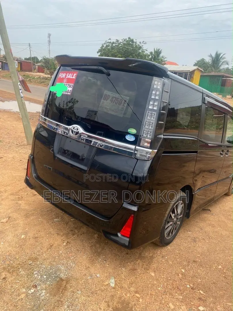 Toyota Voxy X 2WD 7-Seater 2014 Black