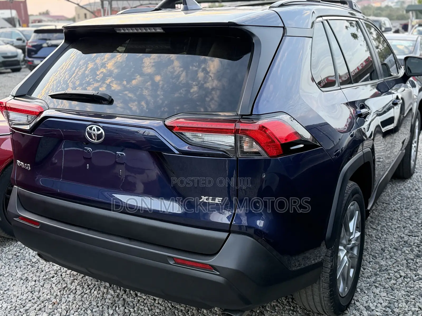 Toyota RAV4 XLE Premium 2025 Blue