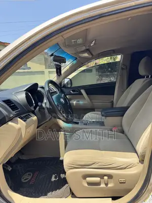 Toyota Highlander SE 3.5L 2WD 2013 Gold