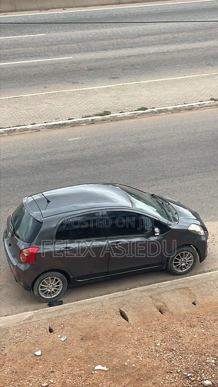 Toyota Vitz 2015 Gray