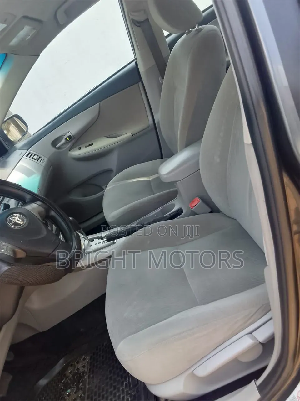 Toyota Corolla LE 4dr Sedan (1.8L 4cyl 4A) 2013 Gray