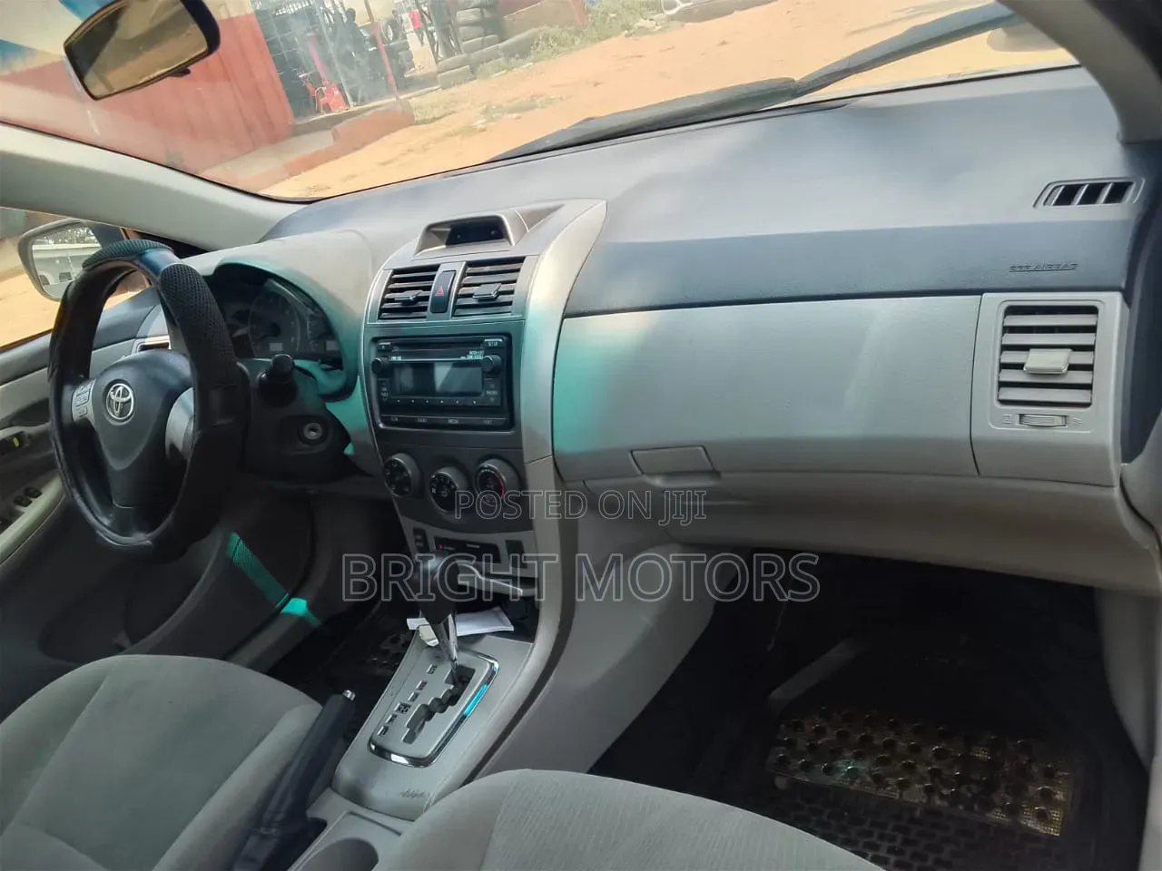 Toyota Corolla LE 4dr Sedan (1.8L 4cyl 4A) 2013 Gray