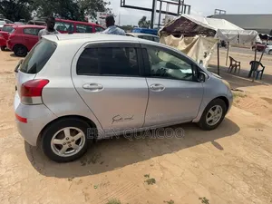 Toyota Vitz 2010 Silver