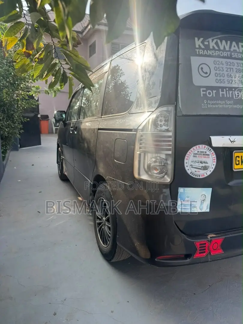 Toyota Voxy V 2WD 8-Seater 2010 Black
