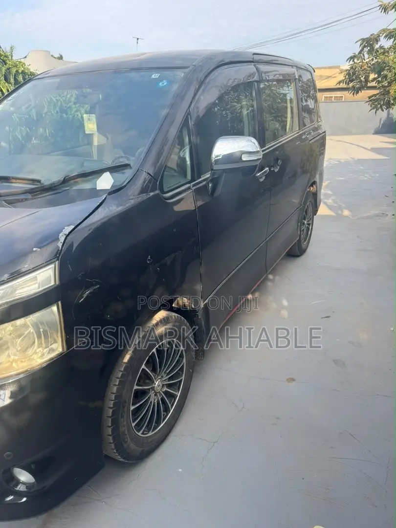 Toyota Voxy V 2WD 8-Seater 2010 Black