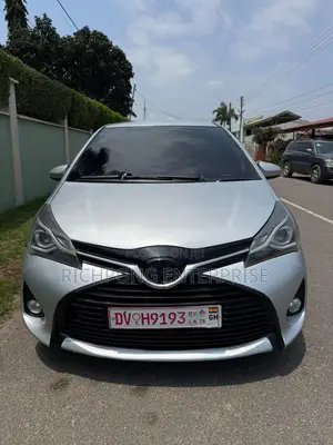Toyota Yaris SE Hatchback 5dr 2015 Silver