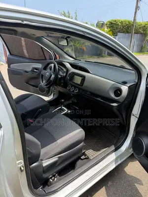 Toyota Yaris SE Hatchback 5dr 2015 Silver