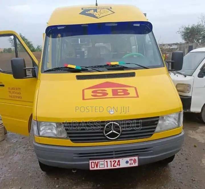 Mercedes-Benz Sprinter 2000 Yellow
