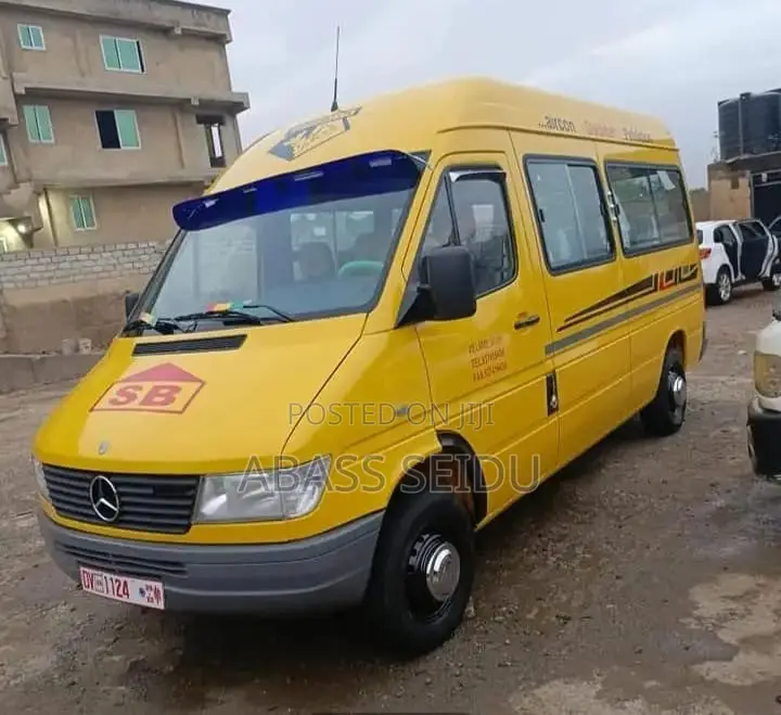 Mercedes-Benz Sprinter 2000 Yellow