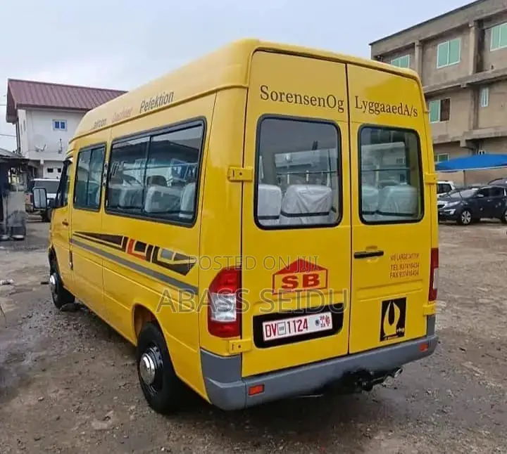 Mercedes-Benz Sprinter 2000 Yellow