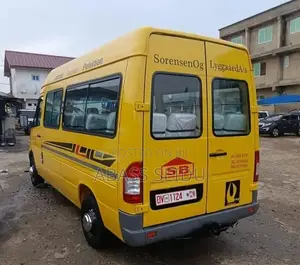 Mercedes-Benz Sprinter 2000 Yellow