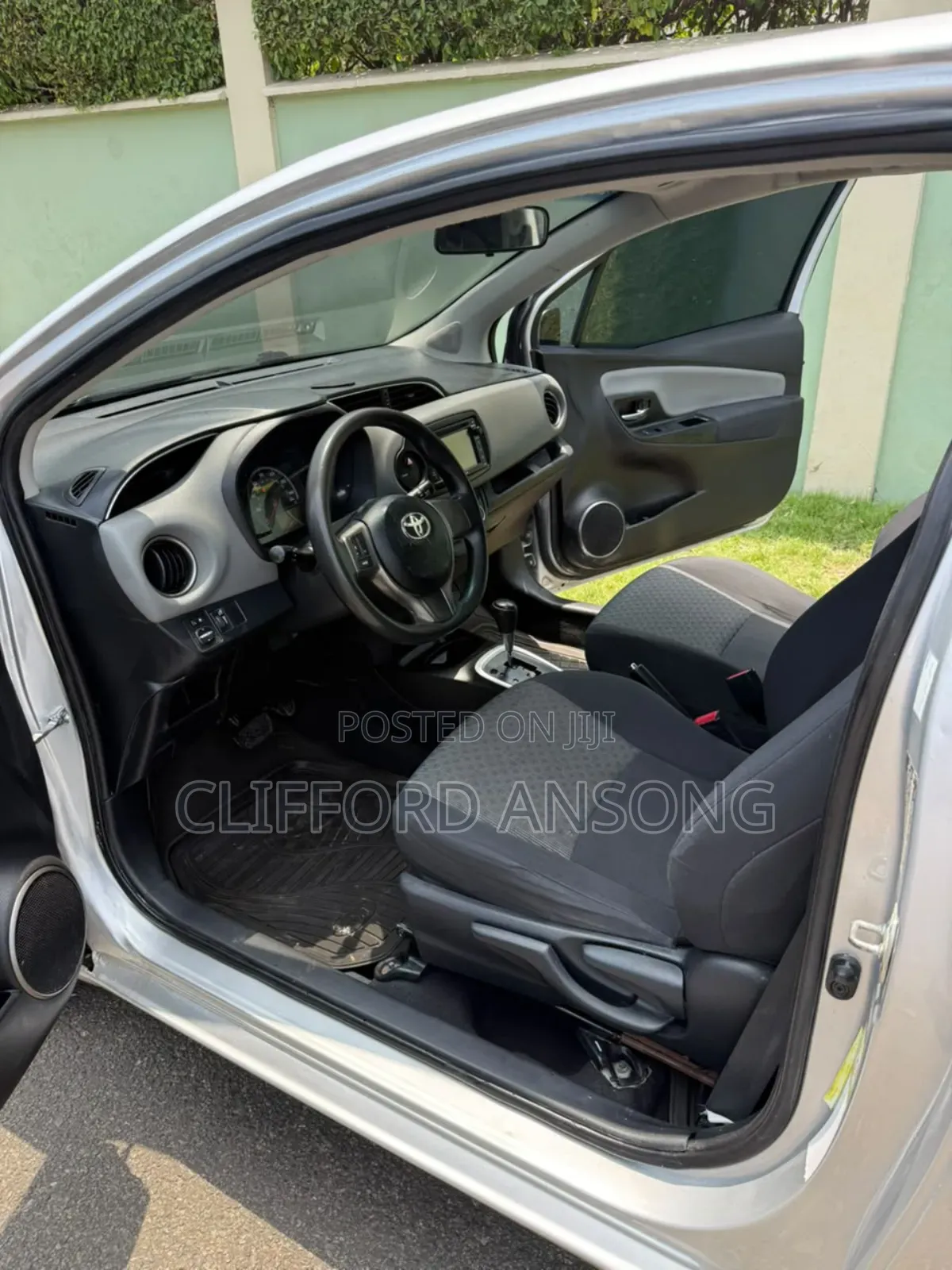 Toyota Yaris SE Hatchback 5dr 2015 Silver