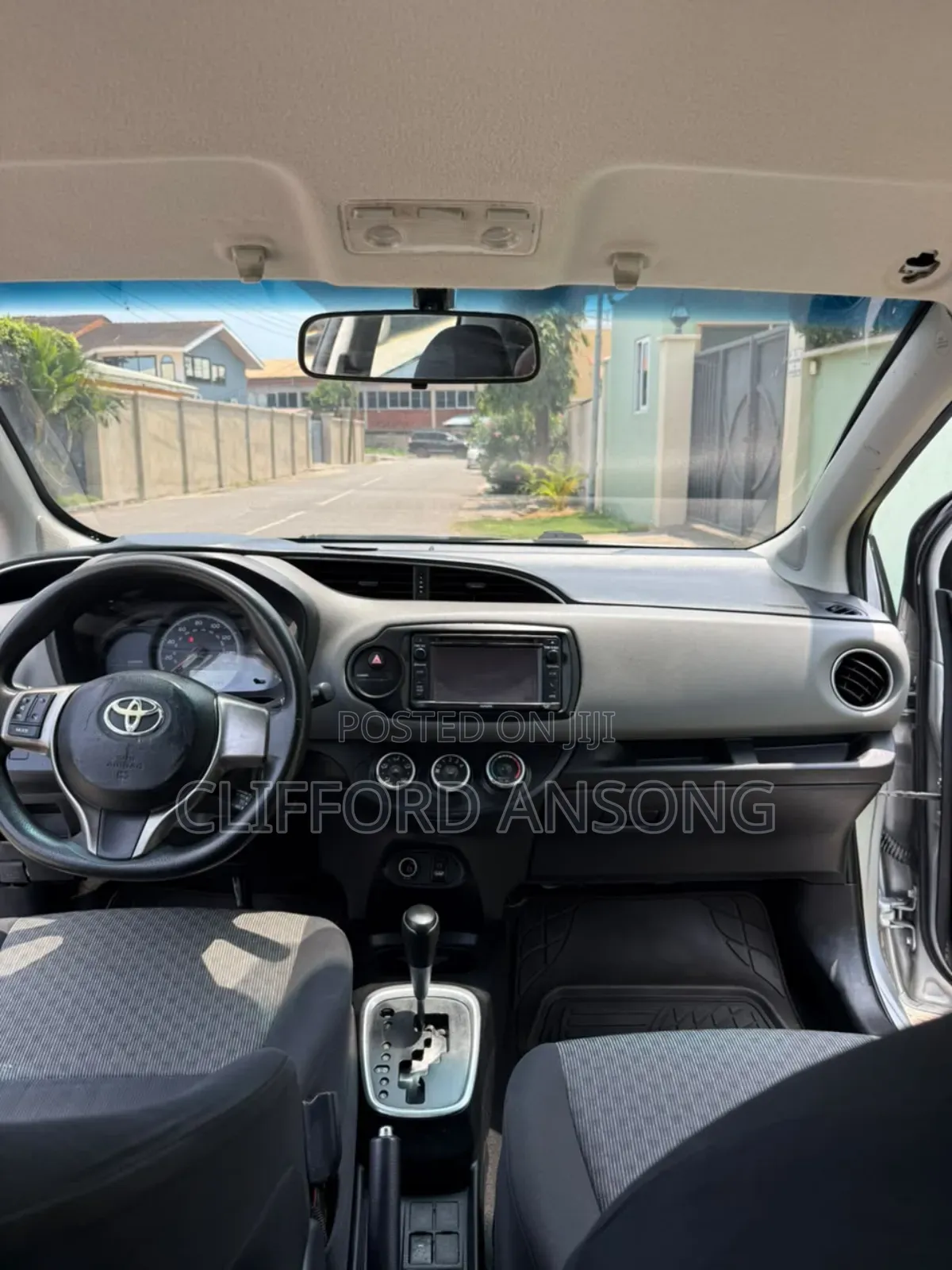 Toyota Yaris SE Hatchback 5dr 2015 Silver