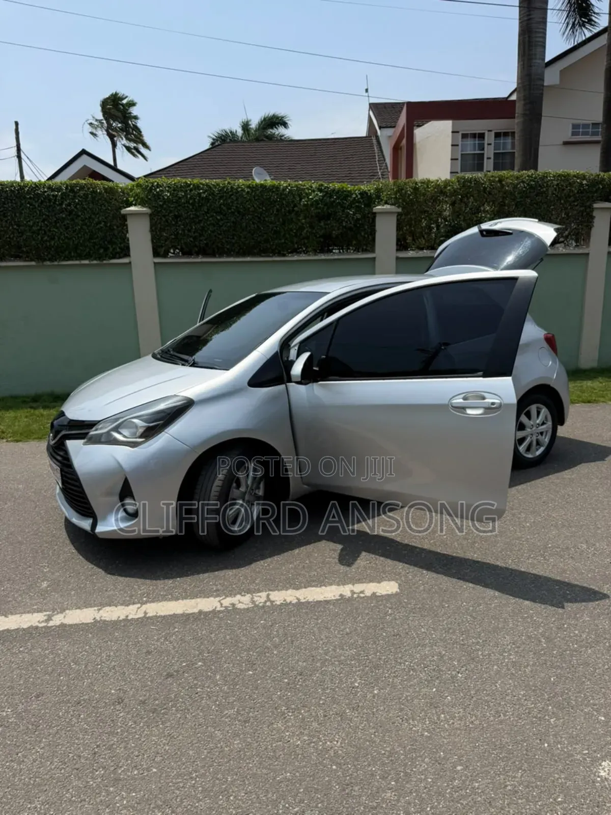 Toyota Yaris SE Hatchback 5dr 2015 Silver