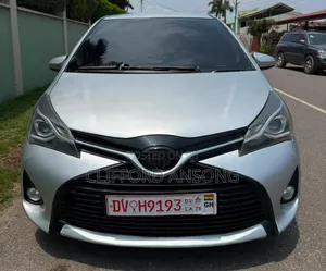Toyota Yaris SE Hatchback 5dr 2015 Silver
