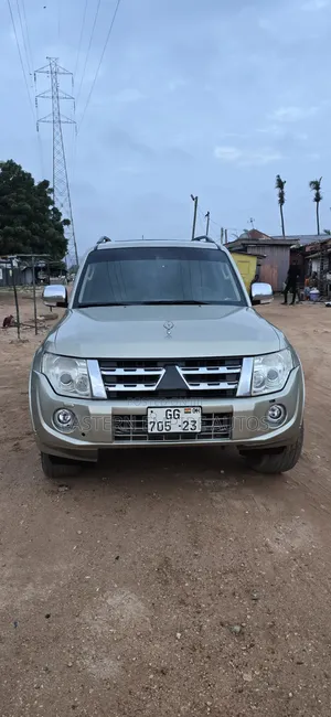 Mitsubishi Pajero V90 3.8 V6 GLS/GLX 2015 Gold