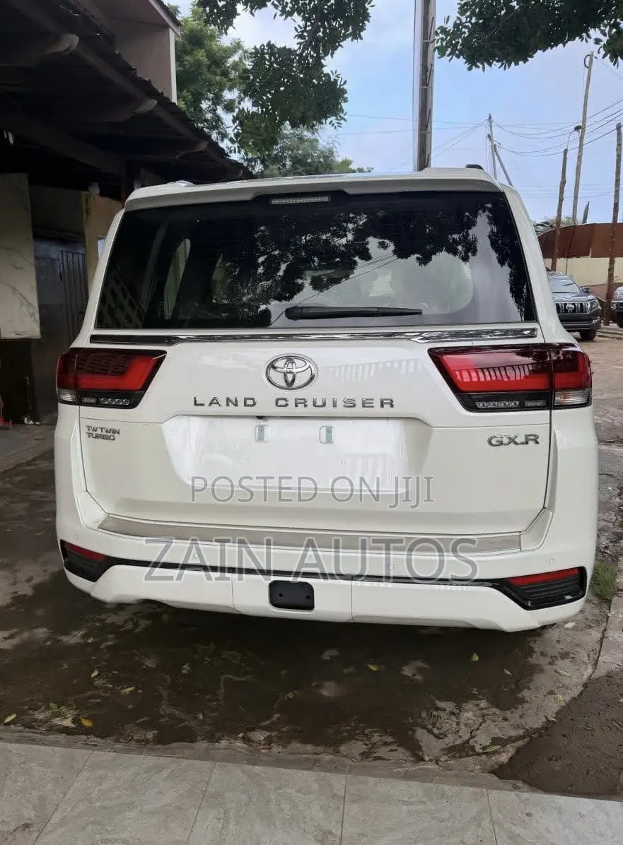 Toyota Land Cruiser 2025 White