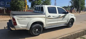 Toyota Hilux SR 4x4 2013 White