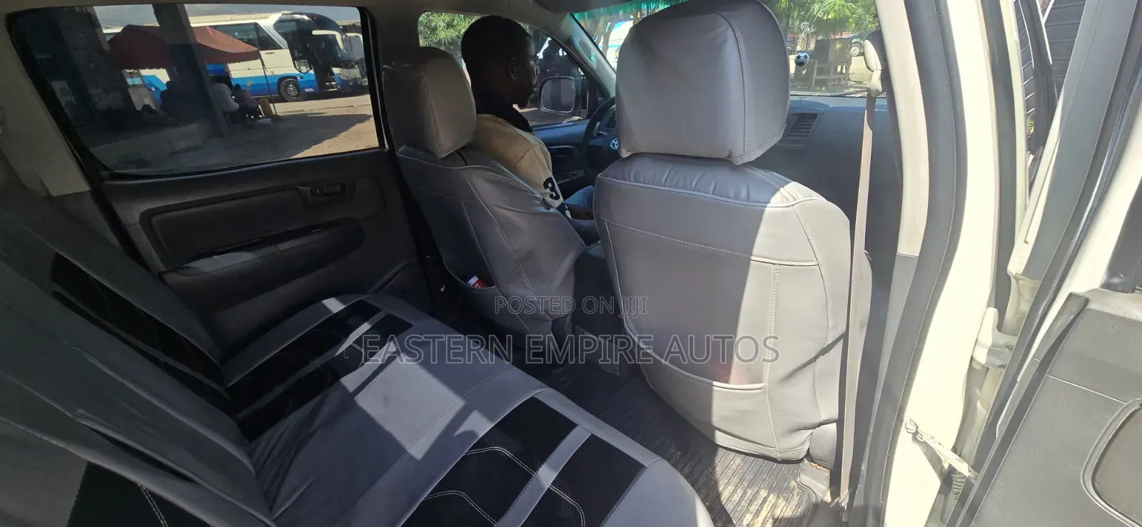 Toyota Hilux SR 4x4 2013 White