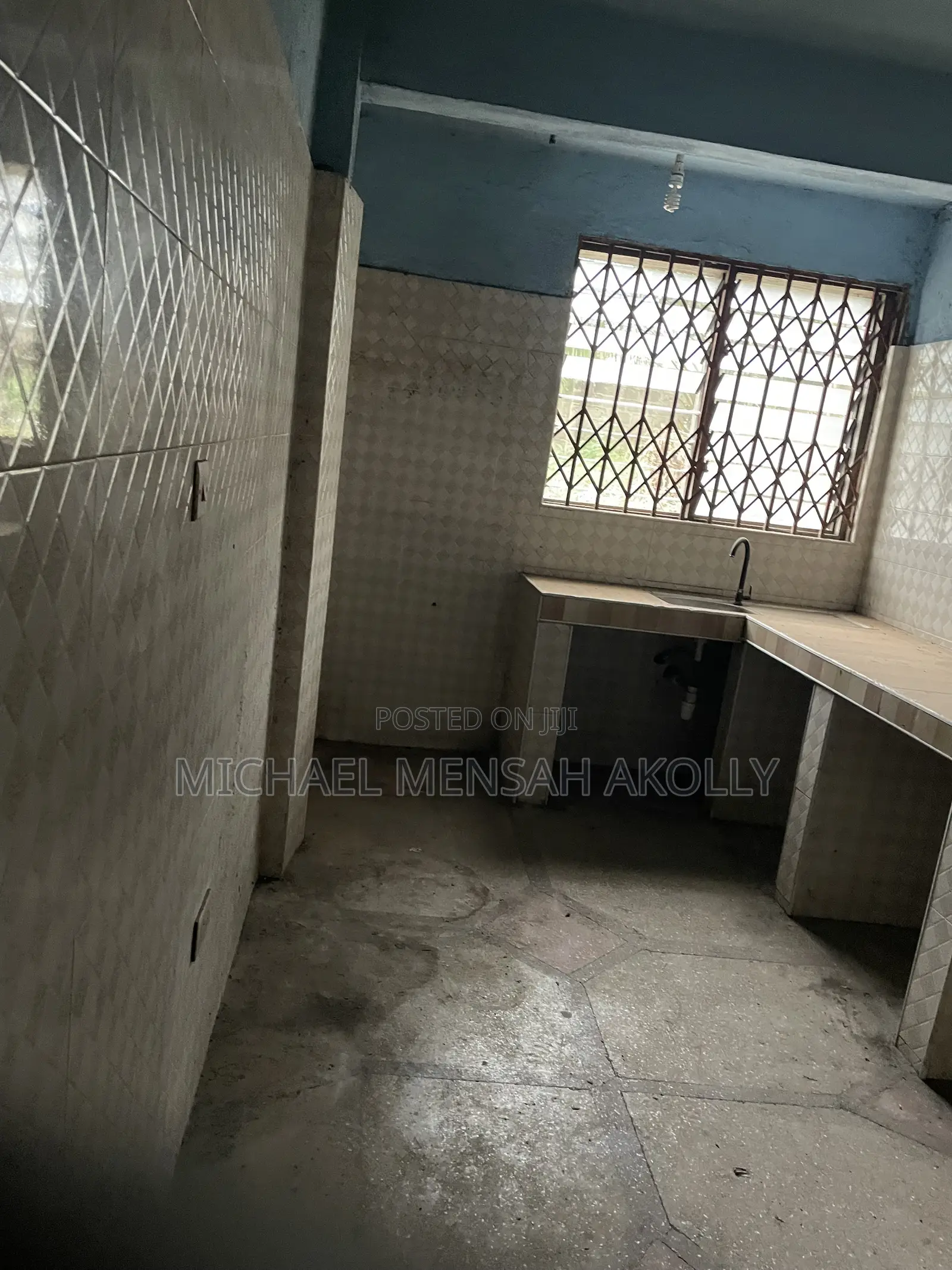 8bdrm House in Ashongman Estate, Police Station for sale