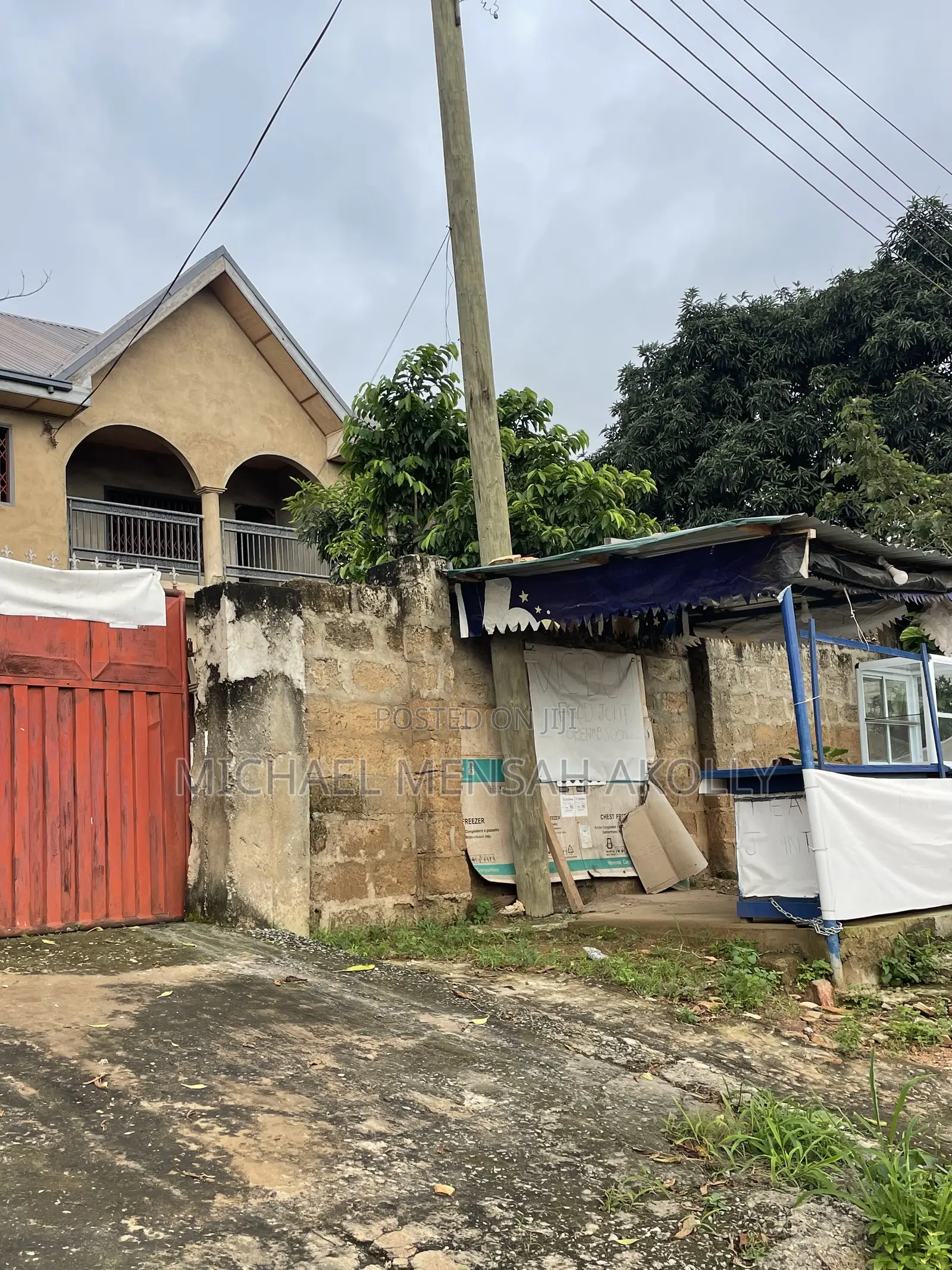 8bdrm House in Ashongman Estate, Police Station for sale