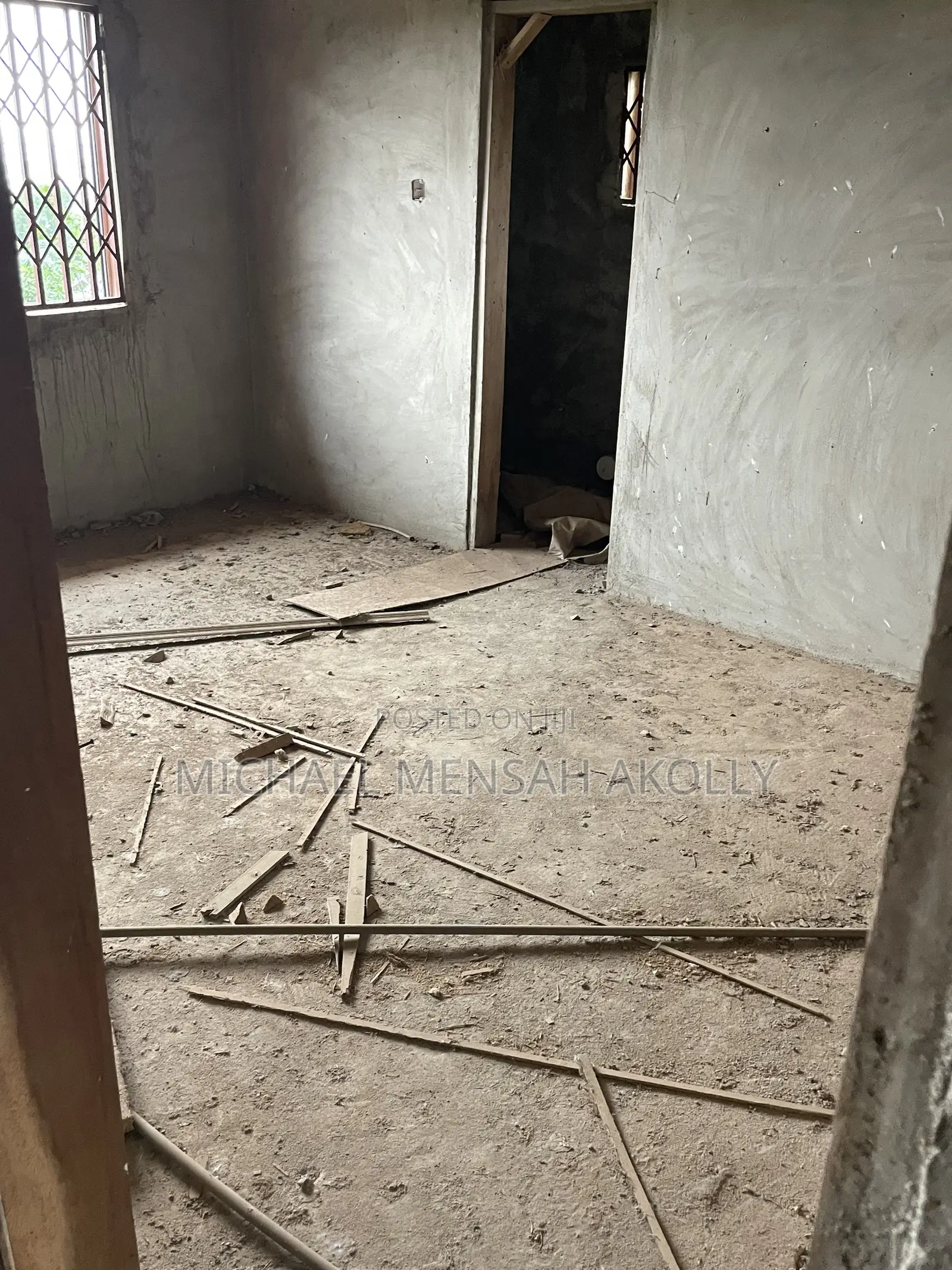 8bdrm House in Ashongman Estate, Police Station for sale