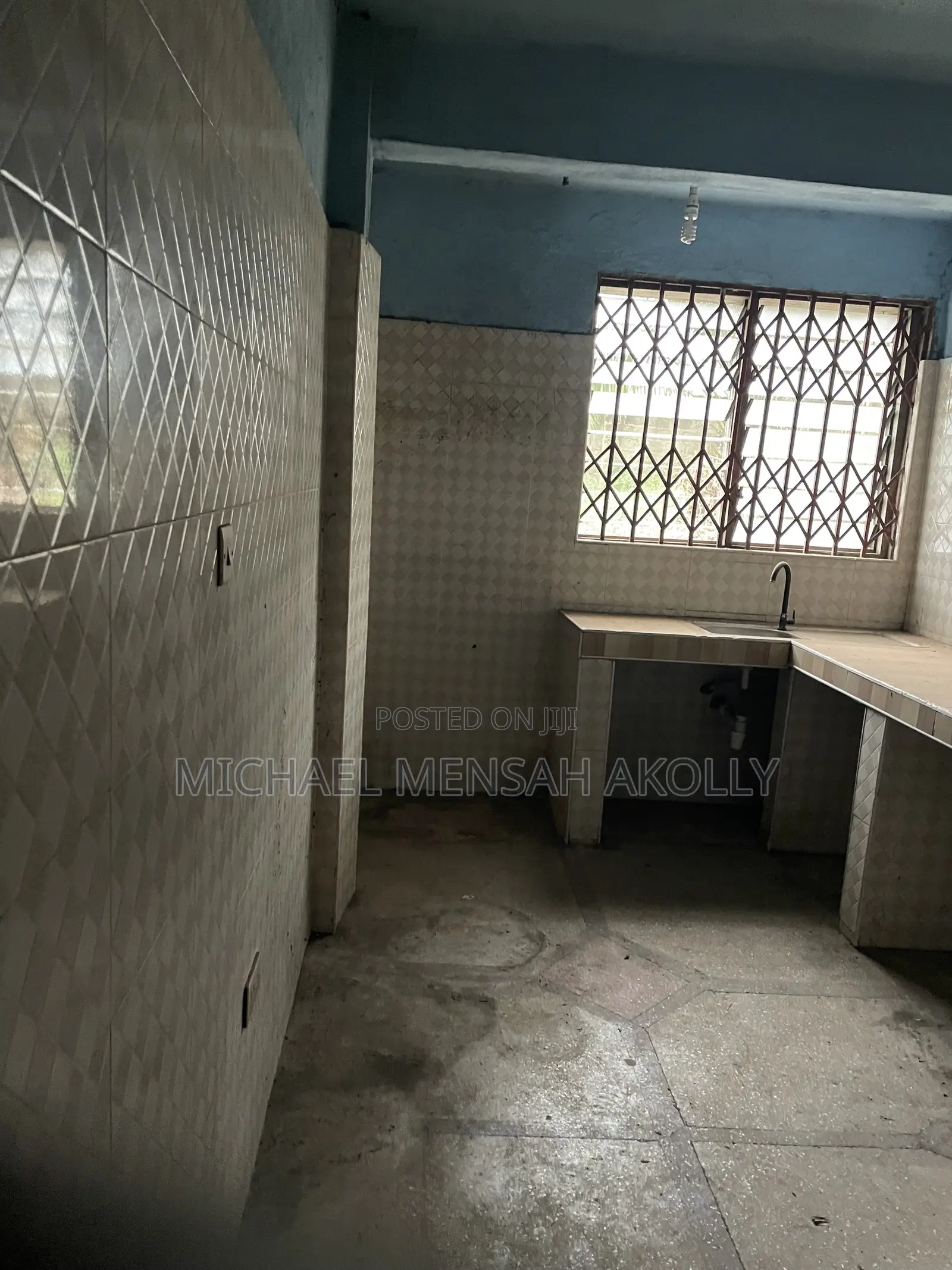 8bdrm House in Ashongman Estate, Police Station for sale