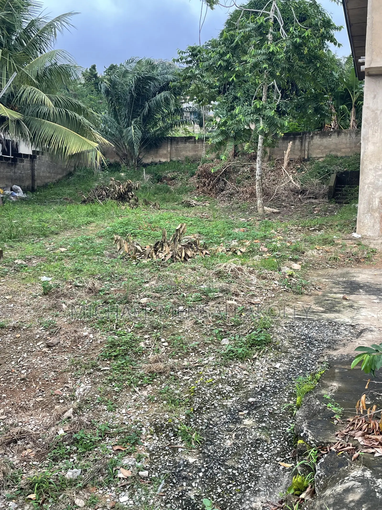 8bdrm House in Ashongman Estate, Police Station for sale
