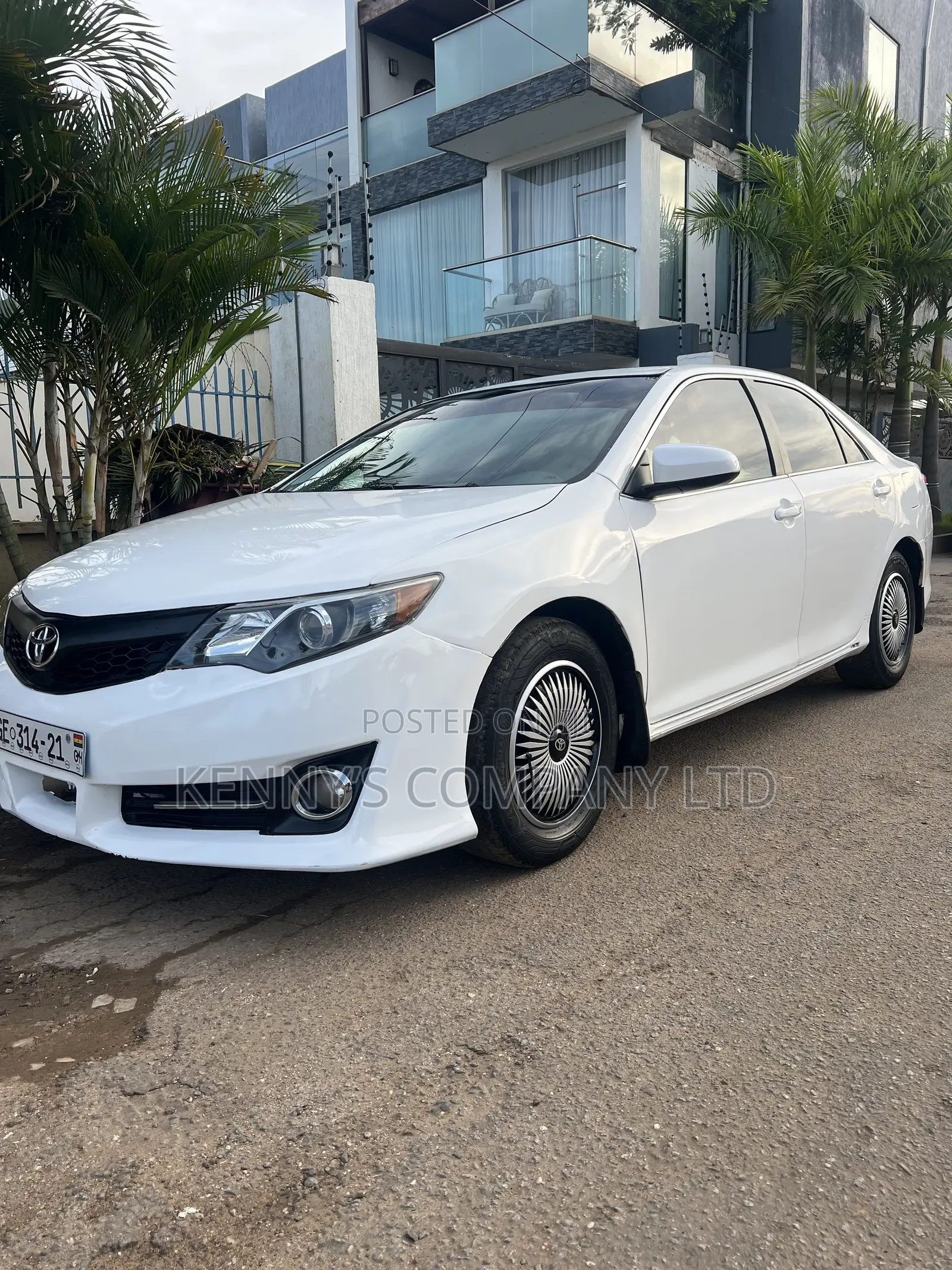 Toyota Camry LE 4dr Sedan w/Prod. End 11/13 (2.5L 4cyl 6A) 2014 White