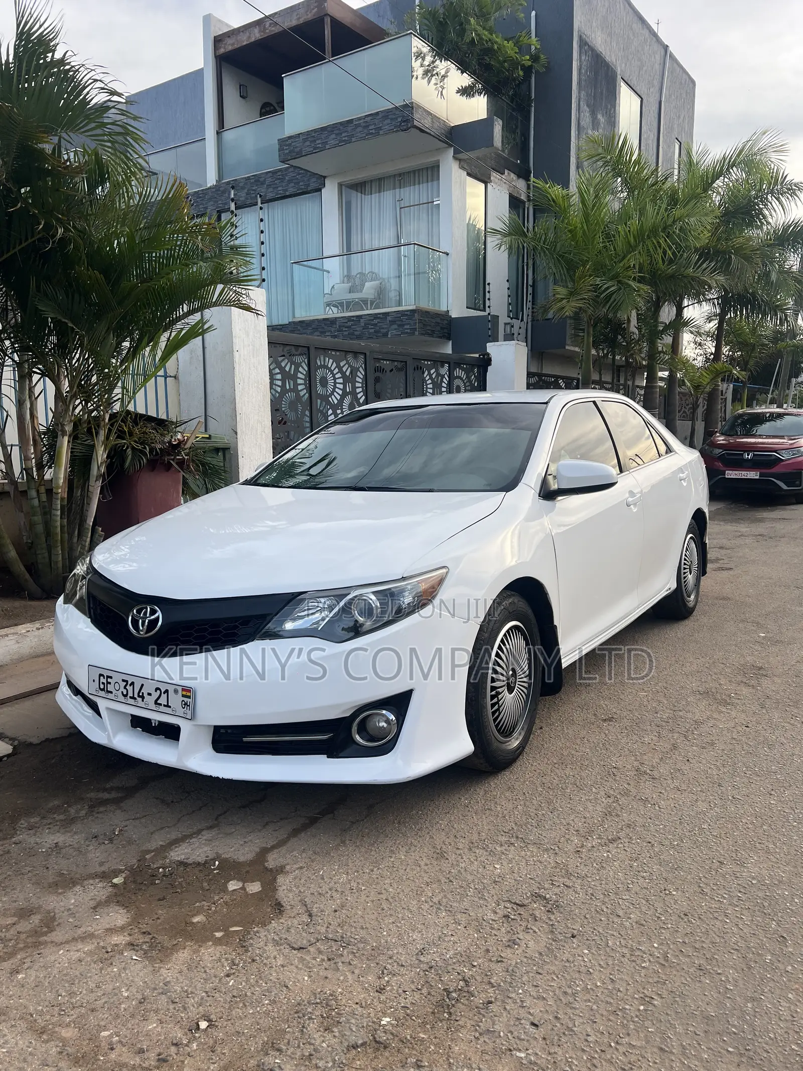 Toyota Camry LE 4dr Sedan w/Prod. End 11/13 (2.5L 4cyl 6A) 2014 White