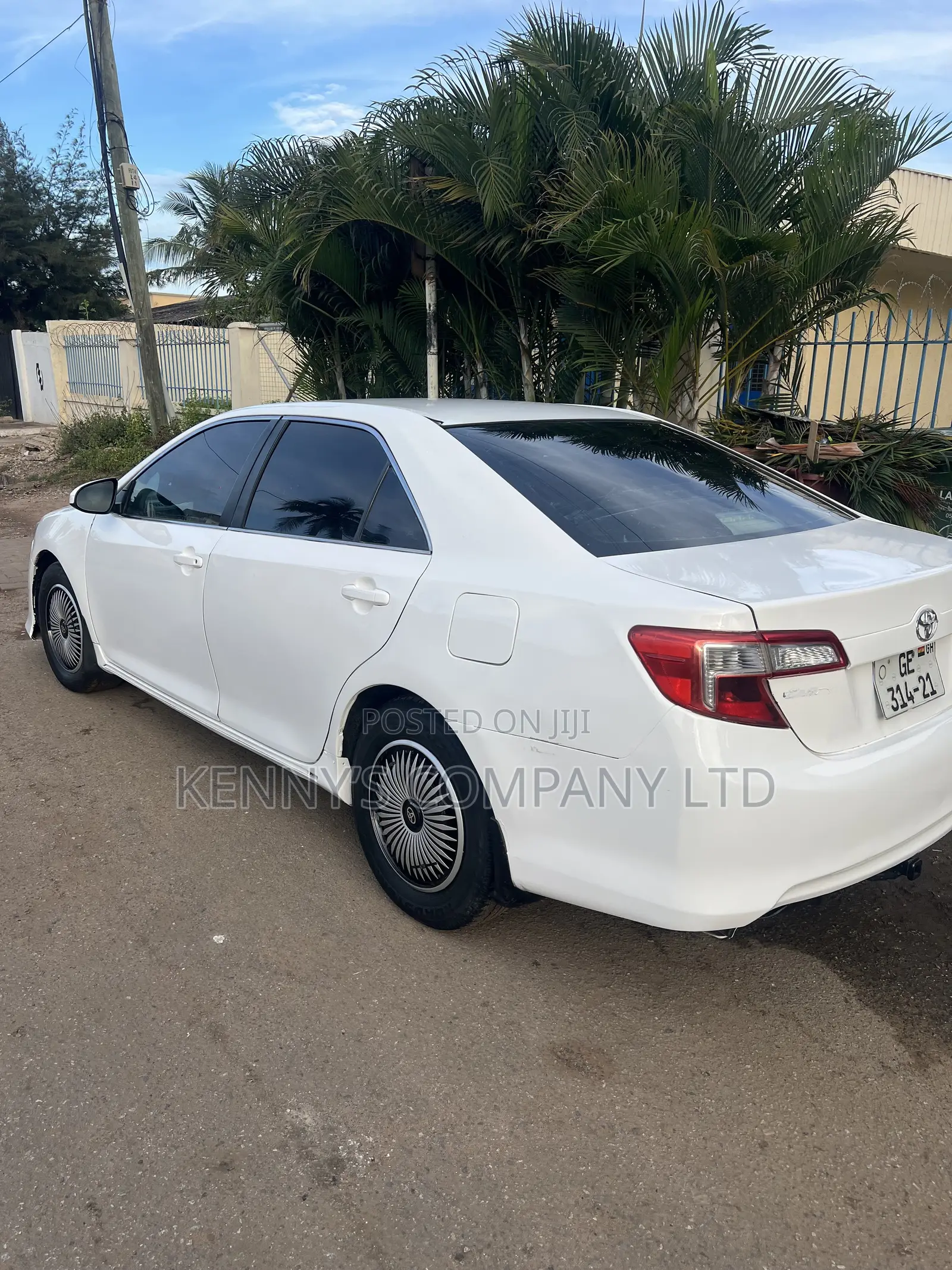 Toyota Camry LE 4dr Sedan w/Prod. End 11/13 (2.5L 4cyl 6A) 2014 White