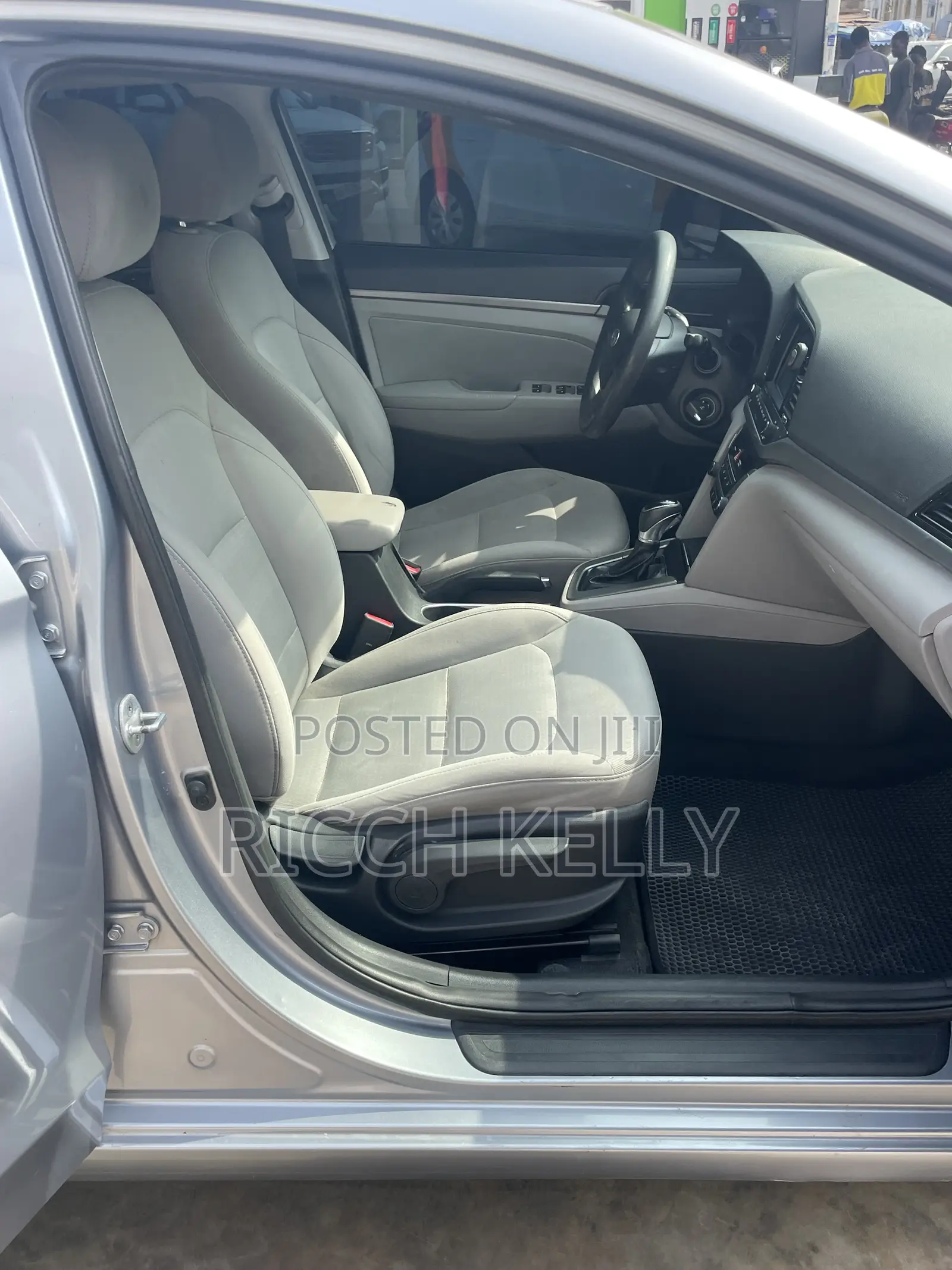 Hyundai Elantra SE Sedan FWD (2.0L 4cyl 6M) 2017 Silver