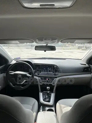 Hyundai Elantra SE Sedan FWD (2.0L 4cyl 6M) 2017 Silver