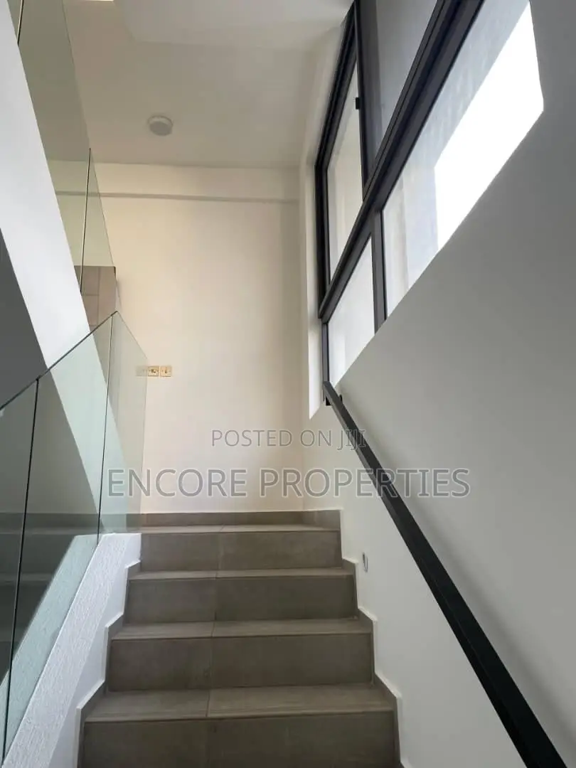 4bdrm Townhouse / Terrace in Cantoments, Cantonments for rent