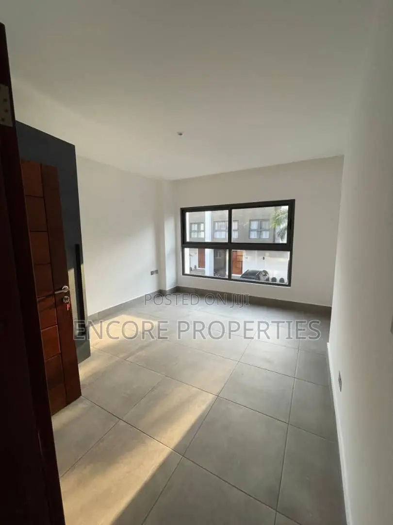 4bdrm Townhouse / Terrace in Cantoments, Cantonments for rent