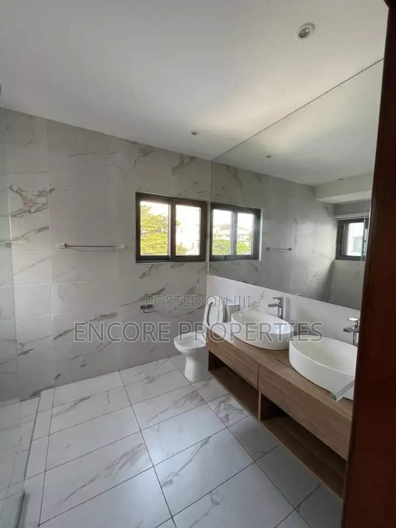 4bdrm Townhouse / Terrace in Cantoments, Cantonments for rent