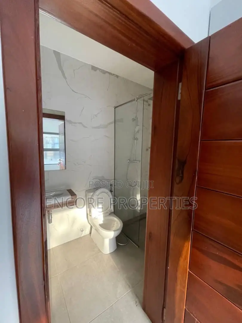 4bdrm Townhouse / Terrace in Cantoments, Cantonments for rent