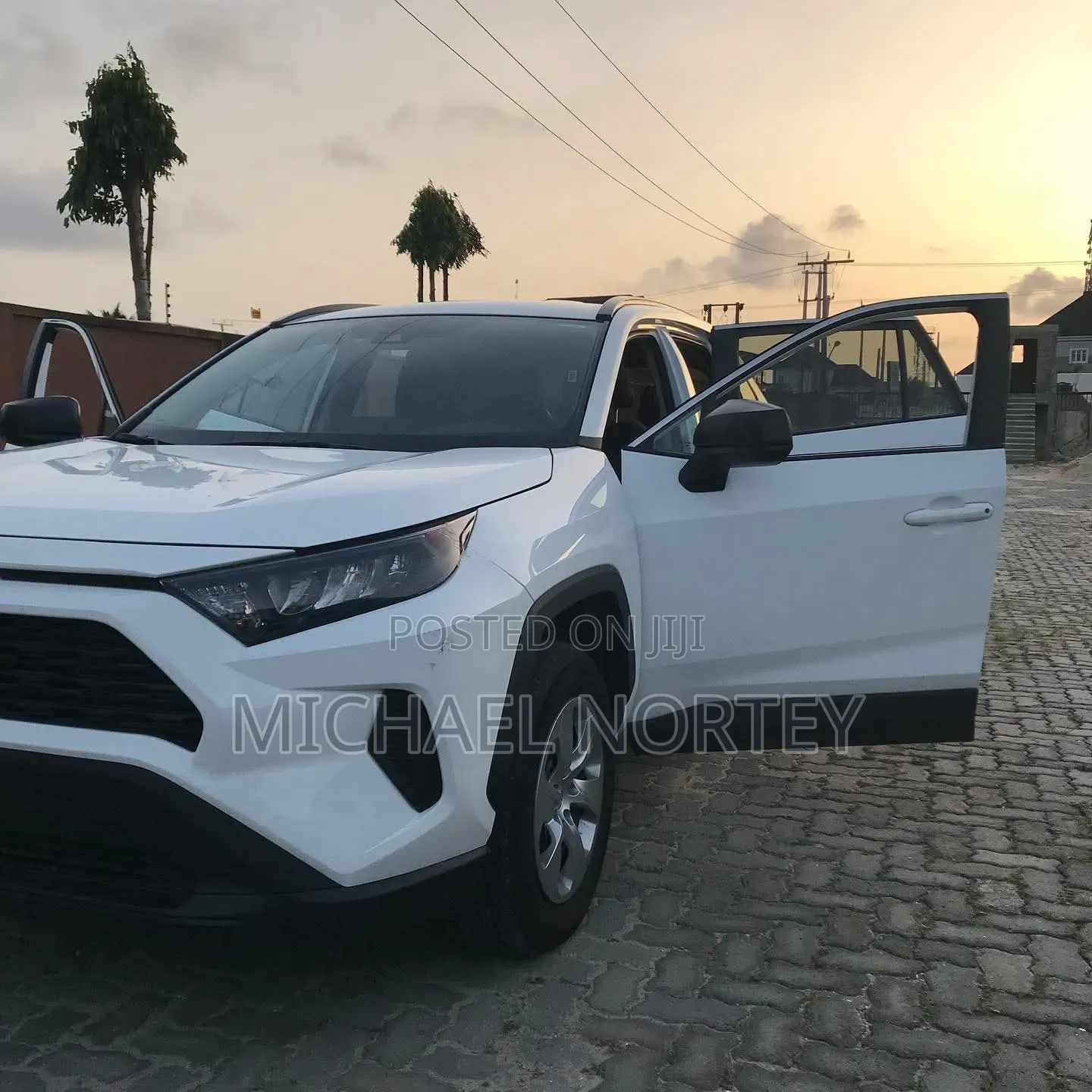 Toyota RAV4 LE AWD 2019 White
