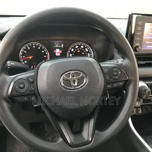 Toyota RAV4 LE AWD 2019 White