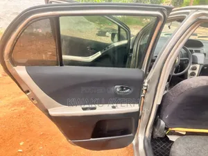 Toyota Vitz 1.3 FWD 5dr 2010 Beige