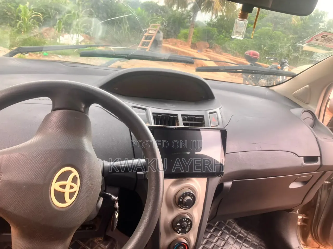 Toyota Vitz 1.3 FWD 5dr 2010 Beige