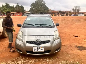 Toyota Vitz 1.3 FWD 5dr 2010 Beige