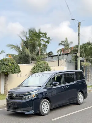 Toyota Voxy V 4WD 7-Seater 2015 Blue