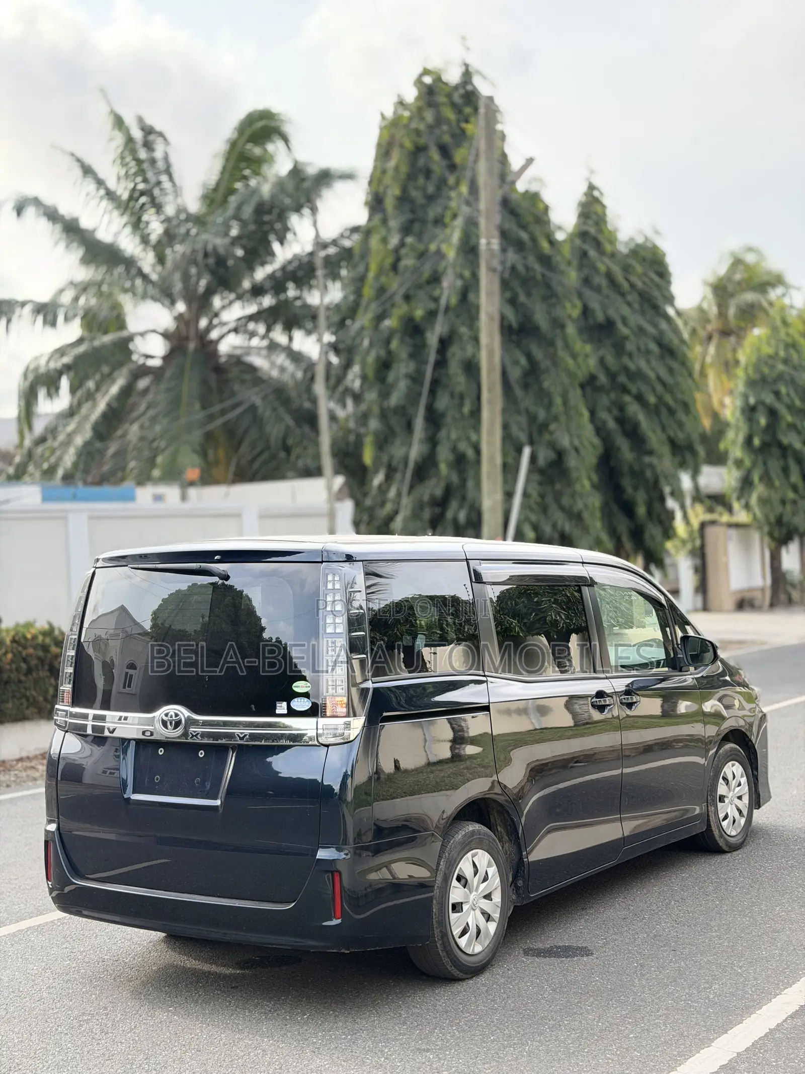Toyota Voxy V 4WD 7-Seater 2015 Blue