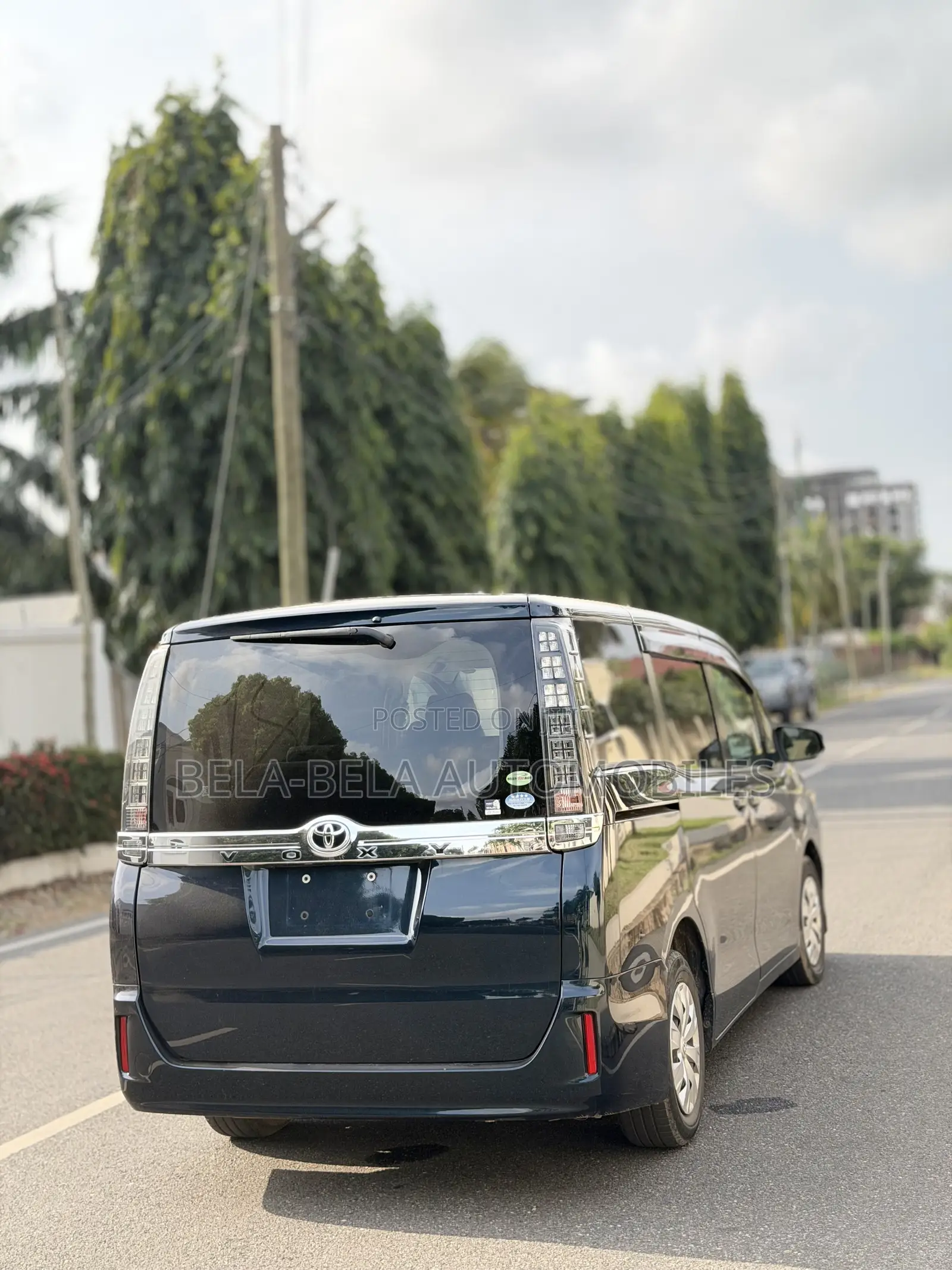 Toyota Voxy V 4WD 7-Seater 2015 Blue