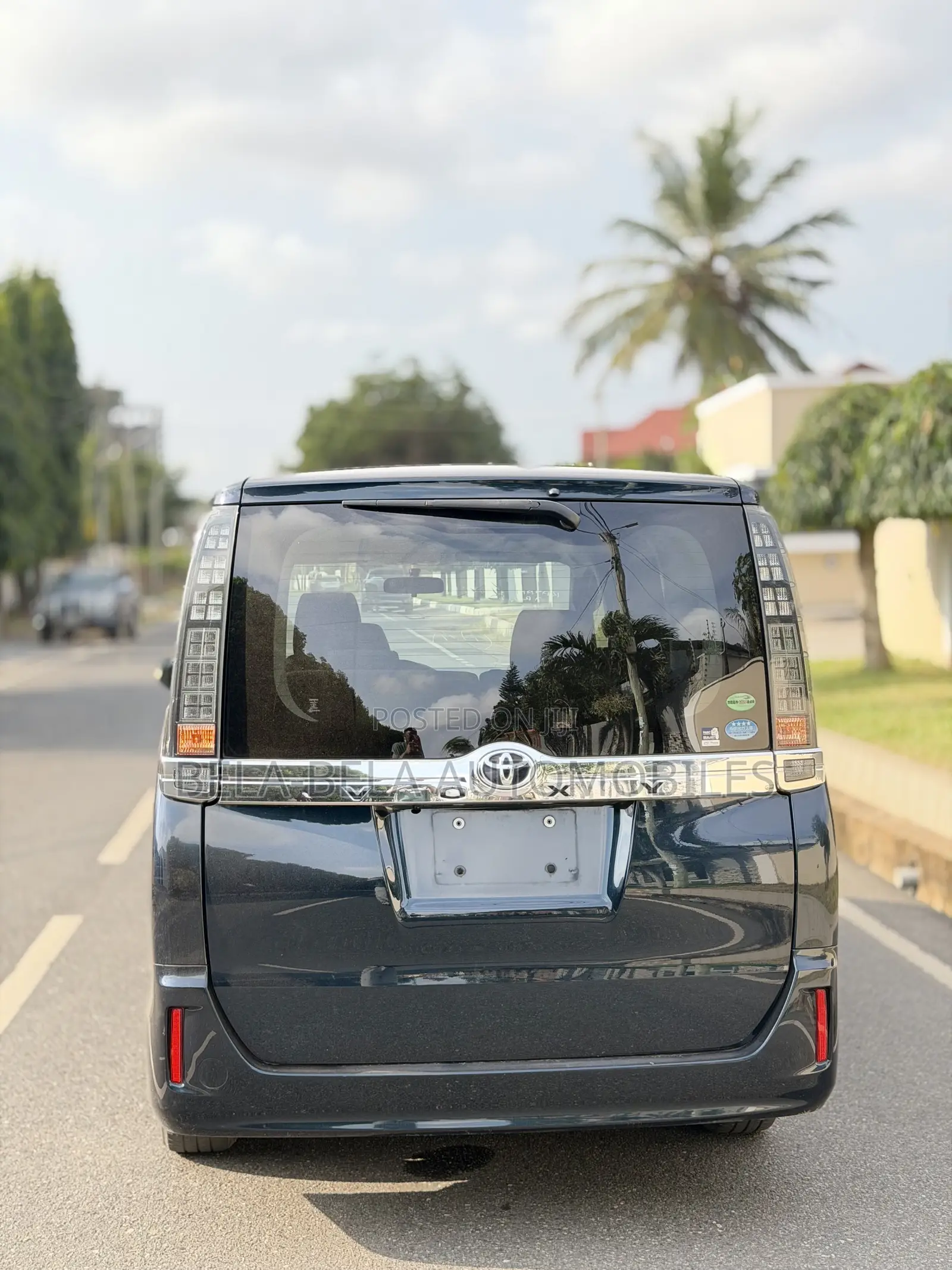 Toyota Voxy V 4WD 7-Seater 2015 Blue