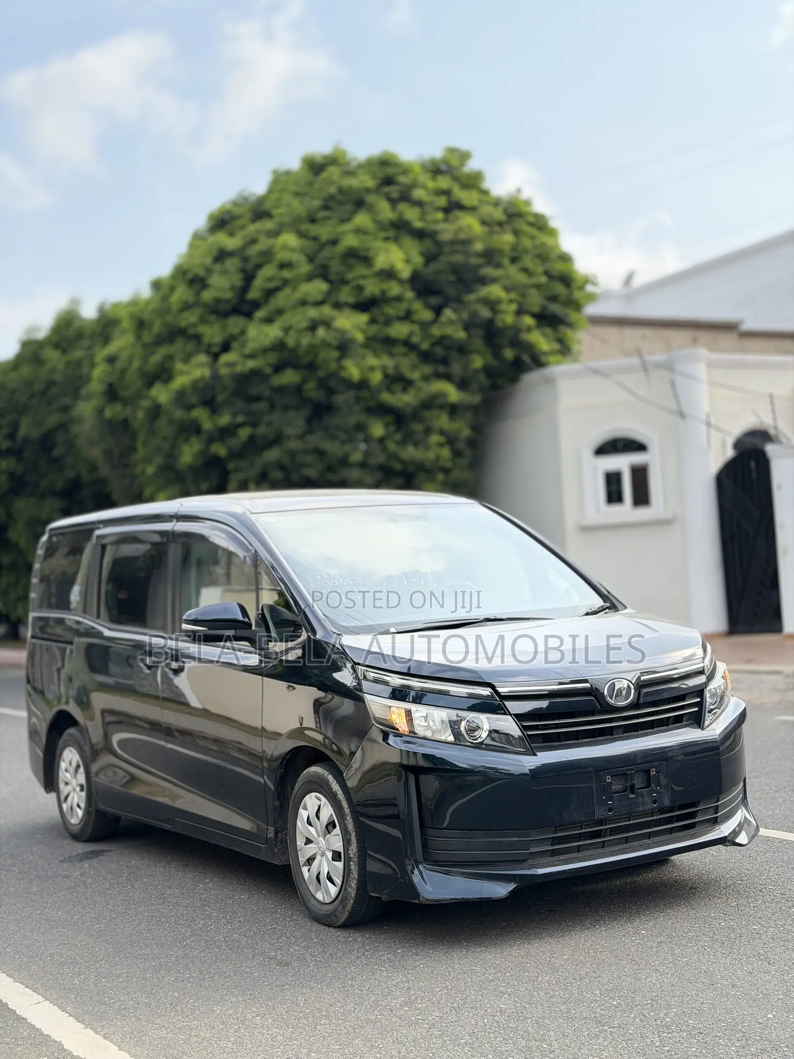 Toyota Voxy V 4WD 7-Seater 2015 Blue